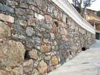 Muro de la plaza de la Iglesia. foto: Joan Ros