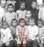 Aurelio de niño con sus compañeros de escuela