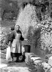 Lucía en la acequia. Foto: Joan Ros abril 1980