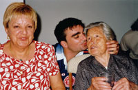 Lucía junto a su hija Pili y su nieto Jairo. Foto: familiar